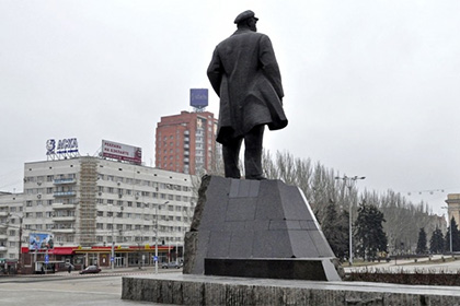 В Донецке восстановили взорванный террористами памятник Ленину