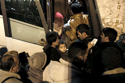 В Греции на границе с Македонией заблокировали 80 автобусов с мигрантами