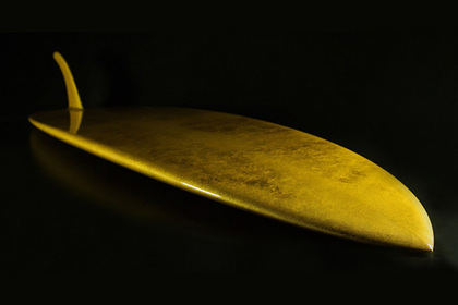 Британские дизайнеры залили доску для серфинга золотом
