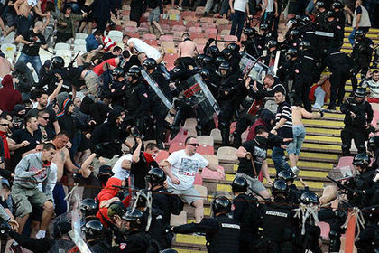 Футбольный матч в Сербии завершился столкновениями фанатов с полицией