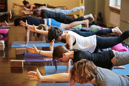Канадка открыла курсы йоги для любителей материться и кутить
