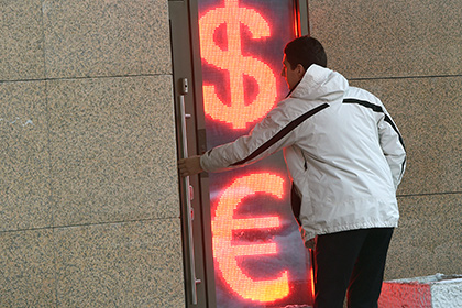 Курс евро упал ниже 73 рублей впервые с декабря