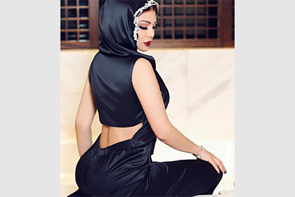 Ливанскую певицу обвинили в «надругательстве над хиджабом» из-за смелого фото