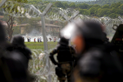 Македонская полиция разогнала беженцев слезоточивым газом