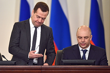 Медведев подарил Силуанову основное оружие финансиста