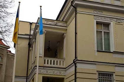 Над посольством Украины в Вильнюсе подняли флаг крымских татар