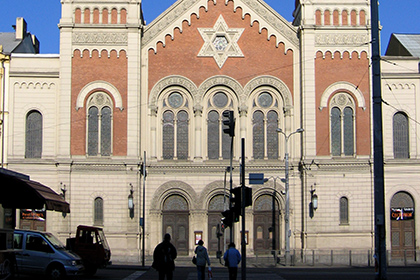 Неизвестные измазали фекалиями вторую по величине синагогу Европы