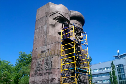 Памятник чекистам в Киеве устоял перед атакой «Правого сектора» и «Азова»