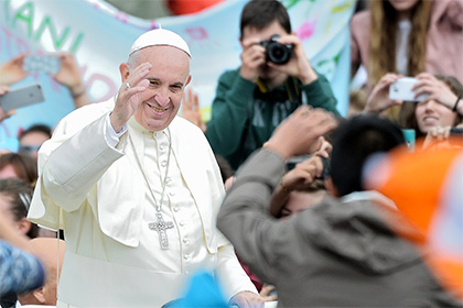 Папа Римский призвал подростков не искать счастья в мобильных устройствах