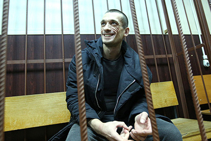 Павленский отказался от прекращения уголовного дела за поджог покрышек