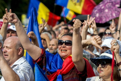 Тысячи участников митинга в Кишиневе окружили здание правительства