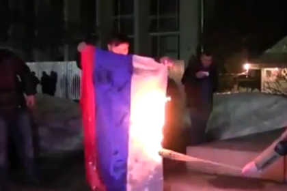 В Черкассах националисты сожгли во время факельного шествия флаг России