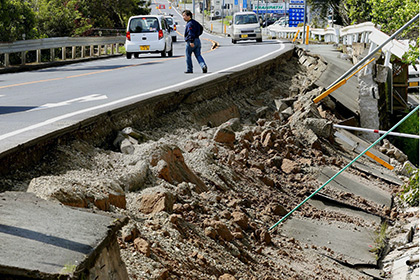 В Японии после мощного землетрясения объявлена угроза цунами