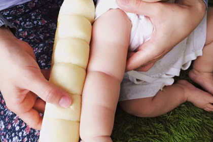 Японцы в соцсетях сравнили руки младенцев с батонами