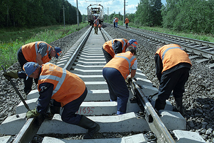 Замглавы Минобороны вкрутили первые болты на железной дороге в обход Украины