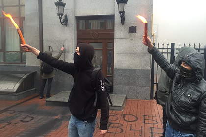 Здание Россотрудничества в Киеве забросали дымовыми шашками