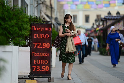 Банк России резко поднял курсы доллара и евро на фоне обвала нефтяных цен