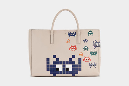 Британский дизайнер выпустила сумки с пиксельными крабами за 15 тысяч евро