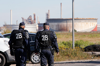 Французская полиция разблокировала один из восьми НПЗ страны