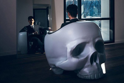 Французский дизайнер сделал кресло для суперзлодеев