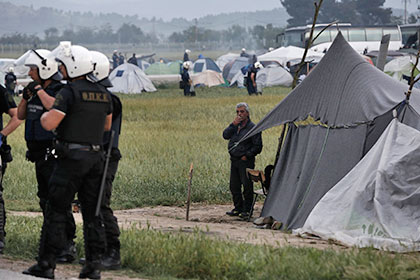 Греческая полиция начала эвакуацию мигрантов из лагеря Идомени