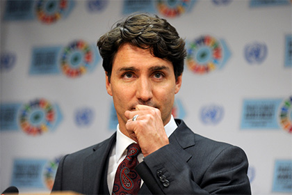 Канадский премьер попросил понять и простить его за удар локтем в грудь