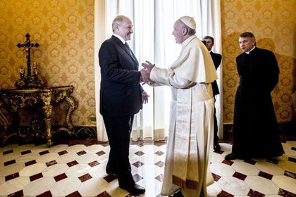 Лукашенко передарил памятную медаль папы Римского участнице шоу «Голос»