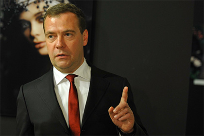 Медведев разрешил 14 компаниям нанимать сотрудников из Турции