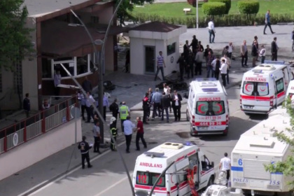 На юге Турции заминированный автомобиль взорвался у полицейского участка