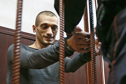 Павленскому вынесли приговор по делу о поджоге покрышек