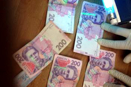 Попавшийся на взятке украинский чиновник попытался съесть полученные деньги
