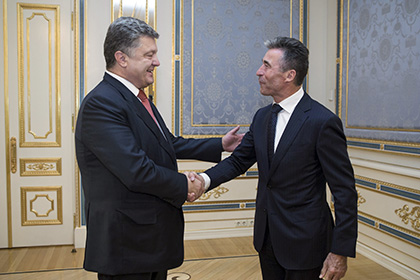 Порошенко назначал бывшего генсека НАТО своим советником