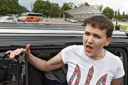 После прибытия на Украину Савченко легла на взлетную полосу