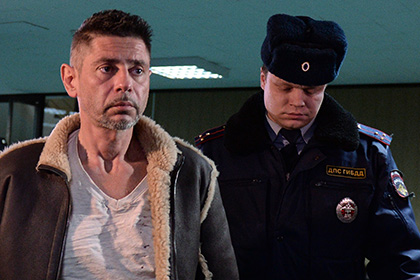 Пришедшего в суд в шлепанцах актера Николаева лишили водительских прав