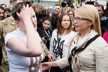 Савченко отказалась принять цветы от Тимошенко