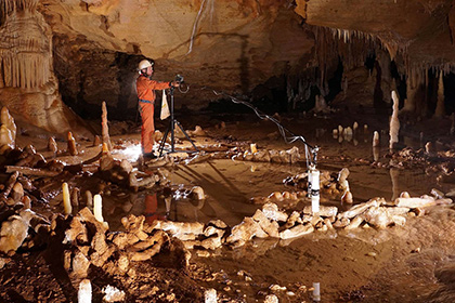 В глубинах французской пещеры обнаружили Стоунхендж неандертальцев