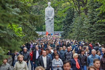 В Харькове у Мемориала Славы подрались люди с украинскими и советскими флагами