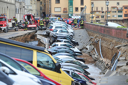 В Италии под землю провалились 20 машин