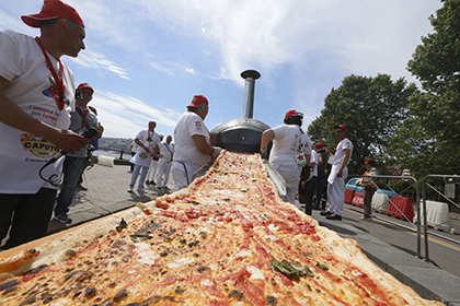 В Италии сделали самую длинную в мире пиццу