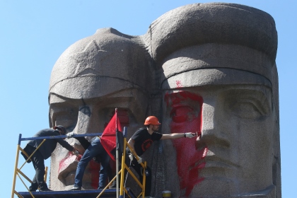 В Киеве со второй попытки снесли памятник чекистам