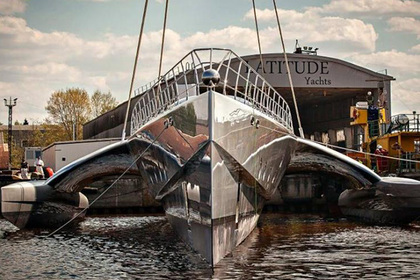 В Латвии спустили на воду самые большие в мире тримараны
