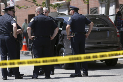 В Массачусетсе мужчина с ножом напал на посетителей торгового центра