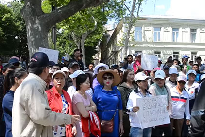 В Одессе ограбленные силовиками вьетнамцы устроили митинг протеста