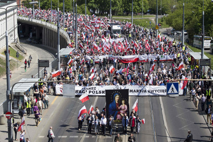 В Варшаве десятки тысяч человек вышли на антиправительственный марш
