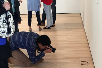 Забытые на полу музея очки приняли за произведение современного искусства