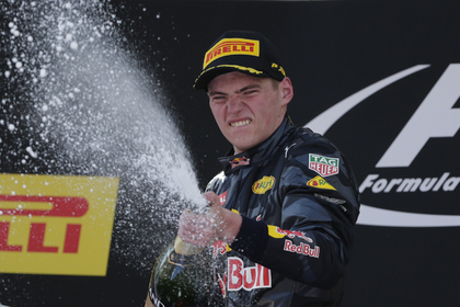 Заменивший Квята в Red Bull 18-летний пилот выиграл Гран-при Испании