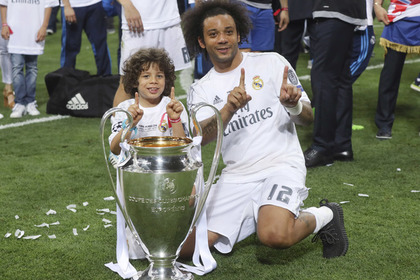 Защитник «Реала» Марсело разыграл медаль победителя Лиги чемпионов в Facebook