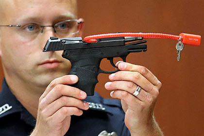 Застреливший чернокожего подростка дружинник выставил свой пистолет на аукцион
