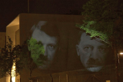 Здание посольства Турции в Берлине украсили портретом Эрдогана в образе Гитлера