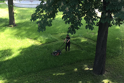Садовник выстриг свастику на газоне перед резиденцией президента Латвии